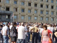 სახელმწიფო კანცელარიასთან მიმდინარე აქციის მონაწილეები დაშლას არ აპირებენ