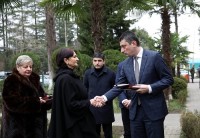 გიორგი გახარიამ გარდაცვლილი პოლიციელების ოჯახებს ღირსების ორდენები გადასცა