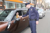 საპატრულო პოლიციის თანამშრომლებმა ქალ-მძღოლებს 8 მარტი მიულოცეს