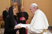 წმინდა საყდართან საქართველოს საგანგებო და სრულუფლებიანმა ელჩმა რომის პაპს რწმუნებათა სიგელი გადასცა წმინდა საყდართან საქართველოს საგანგებო და სრულუფლებიანმა ელჩმა რომის პაპს რწმუნებათა სიგელი გადასცა
