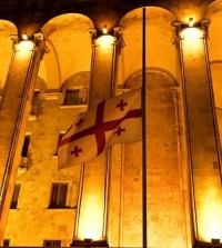 აგვისტოს ომში დაღუპულთა ხსოვნის პატივსაცემად პარლამენტის სასახლეზე სახელმწიფო დროშა დაეშვა