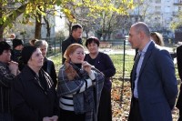 რუსლან აბაშიძე ხონის მუნიციპალიტეტში მცხოვრებ დევნილებს შეხვდა