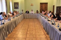 პარლამენტის დროებითი საგამოძიებო კომისიის წევრები თბილისის საჯარო სკოლების დირექტორებს შეხვდნენ  