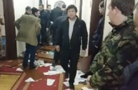 ოკუპირებულ აფხზეთში მომიტინგეები დე ფაქტო პრეზიდენტის ადმინისტრაციაში შეიჭრნენ ოკუპირებულ აფხზეთში მომიტინგეები დე ფაქტო პრეზიდენტის ადმინისტრაციაში შეიჭრნენ