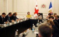 პრეზიდენტი ქვეყანაში შექმნილ ვითარებასთან დაკავშირებით დიპლომატიურ კორპუსს შეხვდა