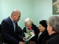 რუსლან აბაშიძემ საქართველოს ტერიტორიული მთლიანობისათვის ბრძოლაში დაღუპულ მეომართა დედებს შობა-ახალი წელი მიულოცა რუსლან აბაშიძემ საქართველოს ტერიტორიული მთლიანობისათვის ბრძოლაში დაღუპულ მეომართა დედებს შობა-ახალი წელი მიულოცა