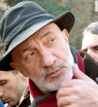 გოგა ხაინდრავა: ვინც  გახარიას გადადგომას ითხოვს და ხელაფარებული დადიან, მათ ხელზე შავი ლენტი  არ მინახავს როცა ორი ადამიანი მოკლეს და  მაღაზიის თავზე შეაგდეს
