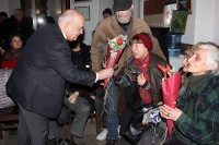 სათნოების სახლ ,,კათარზისში“ მზრუნველობას მოკლებულ მოხუცებს დედის დღე ვახტანგ ყოლბაიამ მიულოცა