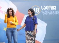 ვაკეში ამრჩეველთან შეხვედრაზე სალომე ზურაბიშვილი ქალიშვილთან ერთად მივიდა