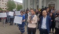 “სანდრა ფლორიდის გუბერნატორად” – ზუგდიდში, რულოვსის შტაბის წინ დევნილებმა აქცია გამართეს