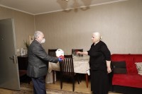 ჯემალ გამახარია კომპაქტურ ჩასახლებაში ხანდაზმულ დევნილებს სტუმრობდა