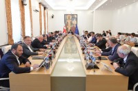 პარლამენტის რიგგარეშე სხდომაზე მთავრობისადმი ნდობის გამოცხადების საკითხზე იმსჯელებენ