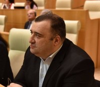 რატი იონათამიშვილი მამუკა ხაზარაძეზე:  ძალიან უხერხულია, პოლიტიკოსობა გსურდეს და ამ დროს, გვარამიას ფეიკ-პროპაგანდის რუპორად ყოფნაზე აწერდე ხელს 