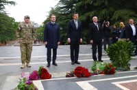 მთავრობის წევრებმა უცნობი ჯარისკაცის საფლავი ყვავილებით შეამკეს და მეორე მსოფლიო ომში დაღუპული მეომრების ხსოვნას პატივი მიაგეს