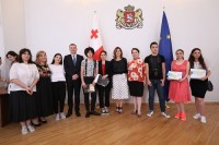 ირინა აბულაძემ კონკურსებში გამარჯვებული მოსწავლეები დააჯილდოვა