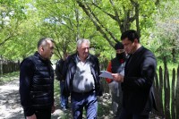 ლენტეხში, სოფელ ნანარის შესასვლელში, კლდე ჩამოიშალა და სასოფლო გზა ჩაკეტა