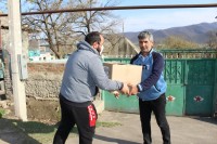 აზერბაიჯანის საელჩომ მოწყვლადი კატეგორიის ოჯახებს სასურსათო პაკეტები გადასცა