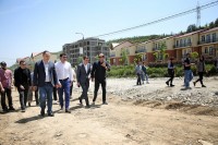  კახა კალაძე თხინვალასა და ვარაზის ქუჩებს შორის მონაკვეთზე მიმდინარე გზის სარეაბილიტაციო სამუშაოებს გაეცნო 