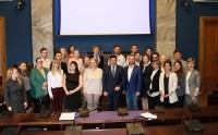არჩილ თალაკვაძე პარლამენტში ახალგაზრდა მენეჯერების სკოლის მონაწილეებს შეხვდა