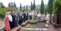 რუსლან აბაშიძემ, აფხაზეთის ავტონომიური რესპუბლიკის მთავრობის წევრებმა და უმაღლესი საბჭოს დეპუტატებმა თამაზ ნადარეიშვილის საფლავი ყვავილებით შეამკეს