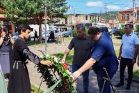 სენაკის მუნიციპალიტეტში აგვისტოს ომში დაღუპულთა ხსოვნის მემორიალთან გარდაცვლილთა ოჯახის წევრები და ადვილობრივი თვითმმართველობის წარმომადგენლები შეიკრიბნენ