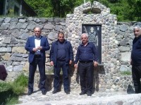 ხულოს გამგებელმა 2008 წლის ომში დაღუპული ჯარისკაცის მემორიალი ყვავილებით შეამკო
