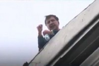 „iz.ru“(რუსეთი): სახურავმოხდილი; სააკაშვილმა ერთ დღეში პატიმრობაც მოასწრო, უშიშროებისაგან გაქცევაც და პოროშენკოს წინააღმდეგ მიტინგის მოწყობაც