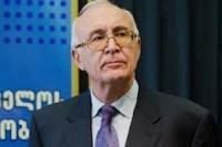  ზურაბ აბაშიძე ოპონენტებს მესამე კლასის გეოგრაფიის სახელმძღვანელოს ყიდვას ურჩევს