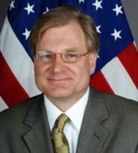 რიჩარდ ნორლანდი იმიტირებული სასამართლო პროცესის გამარჯვებულებს დააჯილდოვებს 