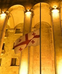 პარლამენტის თბილისისა და ქუთაისის სასახლეებზე, სოხუმის დაცემის დღესთან დაკავშირებით სახელმწიფო დროშები დაეშვა