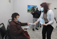პრემიერის მრჩეველი „კოვიდ-19“-ის გავრცელების წინააღმდეგ მიმართულ რეკომენდაციებზე თეთრიწყაროს ახალგაზრდული ცენტრის წარმომადგენლებს ესაუბრა, მოწყვლად ჯგუფებს კი პირბადეები გადასცა