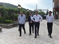 „ქართული ოცნების“ ლიდერებმა კარდენახში, სასტუმრო “ამპელო” დაათვალიერეს