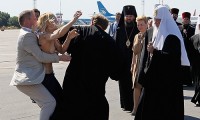 „FEMEN“-ის ნახევრად შიშველმა აქტივისტმა რუსეთის პატრიარქზე თავდასხმა სცადა