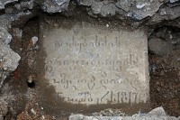 მთაწმინდის პანთეონში ინფრასტრუქტურული სამუშაოების მიმდინარეობისას მიწისქვეშ ძველი საფლავის ქვა აღმოაჩინეს 
