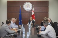 პლასტიკის პარკების აკრძალვის თემაზე ლევან დავითაშვილი ბიზნესსექტორის წარმომადგენლებს შეხვდა