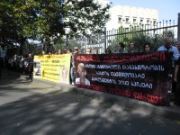 „ცენტრ პოინტის“ მიერ დაზარალებულებმა პროკურატურასთან აქცია გამართეს