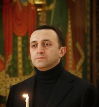 თავდაცვის მინისტრი სამების საკათედრო ტაძარში საშობაო ლიტურგიას დაესწრო