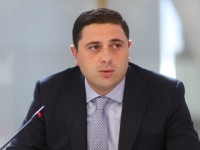 რომეო მიქაუტაძე ხონის სოფელ შუა გუბში ახლადაშენებულ გაზგამანაწილებელ ქსელს დაათვალიერებს