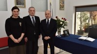 გიორგი ვოლსკიმ და სოფიო ქაცარავამ პოლონეთის რესპუბლიკის საელჩოში გახსნილ სამძიმრის წიგნში ჩანაწერი გააკეთეს
