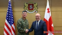 თავდაცვის მინისტრი პოლკოვნიკ ჯონ ქაროლს შეხვდა