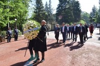 დეპუტატებმა ფაშიზმზე გამარჯვების 73-ე წლისთავთან დაკავშირებით უცნობი ჯარისკაცის საფლავი გვირგვინით შეამკეს