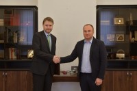 საგარეო ურთიერთობათა კომიტეტის თავმჯდომარე დიდი ბრიტანეთის ელჩს, ჯასტინ მაკენზი სმიტს შეხვდა