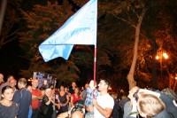 თავისუფლების მოედანზე შეკრებილი საზოგადოება მონიტორზე პრეზიდენტის გამოჩენას სტვენით შეხვდა