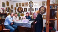 საკრებულოს დეპუტატმა ლევან დავითაშვილმა სამაჟორიტარო რაიონში მცხოვრებ ღვაწლმოსილ მოქალაქეს 80 წლის იუბილე მიულოცა