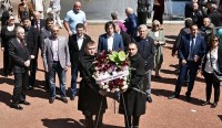 საქართველოს პარლამენტის თავმჯდომარემ და დეპუტატებმა უცნობი ჯარისკაცის საფლავი გვირგვინით შეამკეს