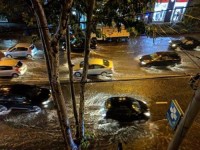 ძლიერი წვიმის გამო თბილისის ზოგიერთ ქუჩაზე ავტოტრანსპორტით მოძრაობა შეიზღუდა