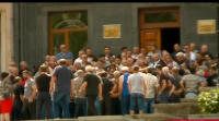  ტყიბულის მოსახლეობა „საქნახშირის“ დირექტორს: შენ ხარ სატანა მოსული, მკვლელი ხარ, თხუთმეტი კაცის სისხლში გაქვს გარეული ხელი 