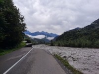 ადიდებულმა მდინარემ ონში მაღალი ძაბვის ელექტროგადამცემი ხაზის საყრდენები წაიღო