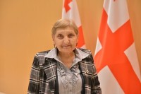 დეპუტატებმა საორგანიზაციო დეპარტამენტის უფროსს, ეთერ სვიანაიძეს პარლამენტში მოღვაწეობის 50 წლის იუბილე მიულოცეს