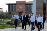 „ქართული ოცნების“ ლიდერები „შეღავათიანი აგროკრედიტის” მხარდაჭერით შექმნილ კომპლექს „ვილა მოსავალში“ იმყოფებოდნენ